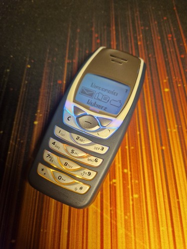 🌈 Nokia 3310 Reborn: wyświetlacz RGB + 🍊🍋 klawiatura i ładowanie bezprzewodowe! 🔋✨ - Zdjęcie 4 z 17