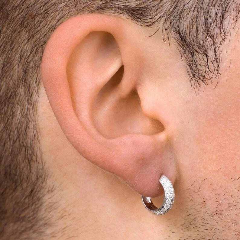 Pendientes tipo argolla Huggie gruesos de diamantes creados de 1,75 quilates de oro amarillo de 14 quilates más de 925 Foto 4 de 4