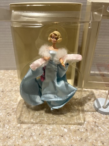 2004 Hallmark Keepsake Barbie Fashion Model Delphine Ornament w/Stand & Box - Bild 2 von 3