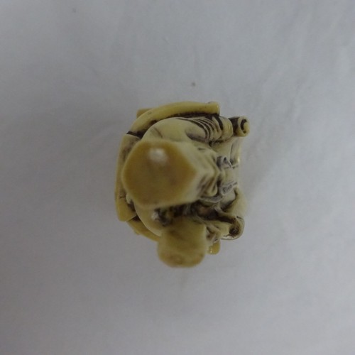Estatuilla Netsuke de madera tallada de Holyman Wizard sentado en silla - Imagen 5 de 6
