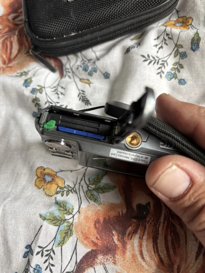 Polaroid Digital Camera iE826 18.0MP  Tested But Doesnt Seem To Hold Charge - Image 3 of 4