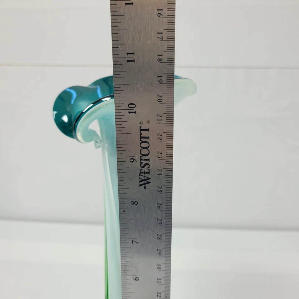 Jarrón oscilante vintage blanco esmeralda azul 10,5" MCM gato de vidrio soplado en el púlpito Foto 3 de 4