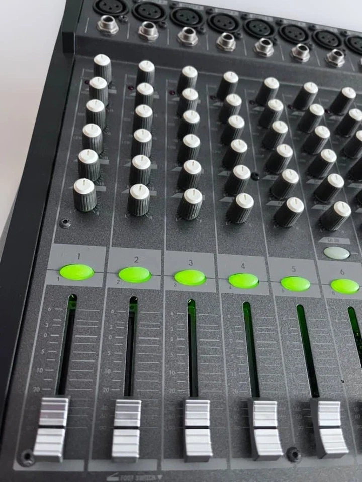 KORG D888 Digital Recording Studio Multi-Track Recorder 8-Track Mixer Pro Audio - Image 2 of 4