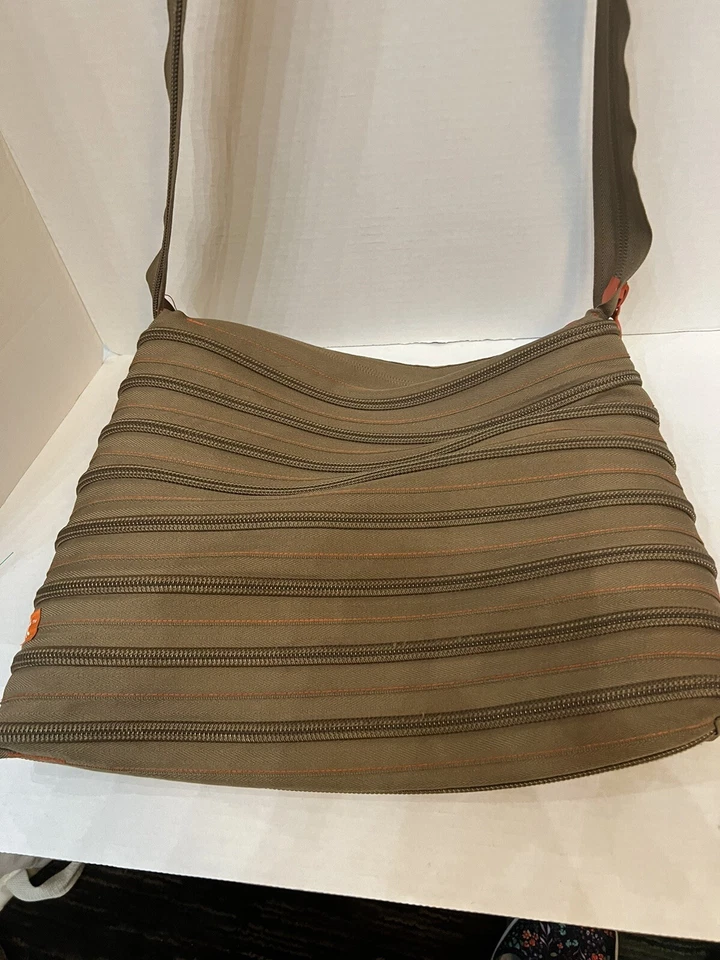 Bolso Bandolera de Hombro con Cremallera Una Cremallera Continua 9 x 11 Oliva con Naranja Foto 2 de 4