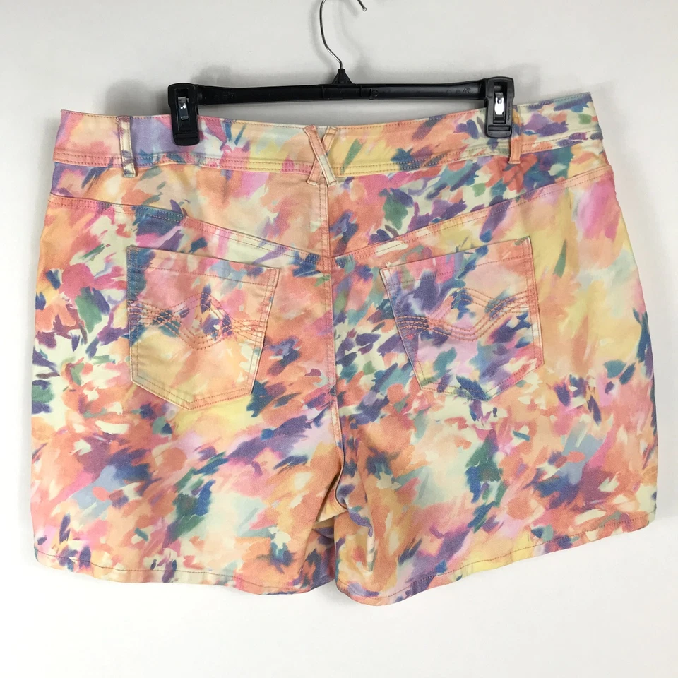Pantalones cortos florales acuarela tiro medio Lane Bryant para mujer talla grande 24 de mezclilla elástica Foto 3 de 4
