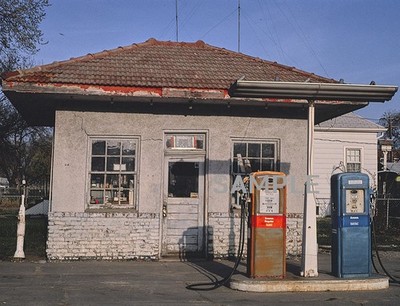 1950s Era AMOCO GAS STATION 8.5x11 Photo (239-B)