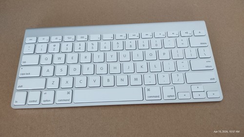 Apple A1314 Bluetooth  Wireless Keyboard - MC184LL/B gray tested working great.