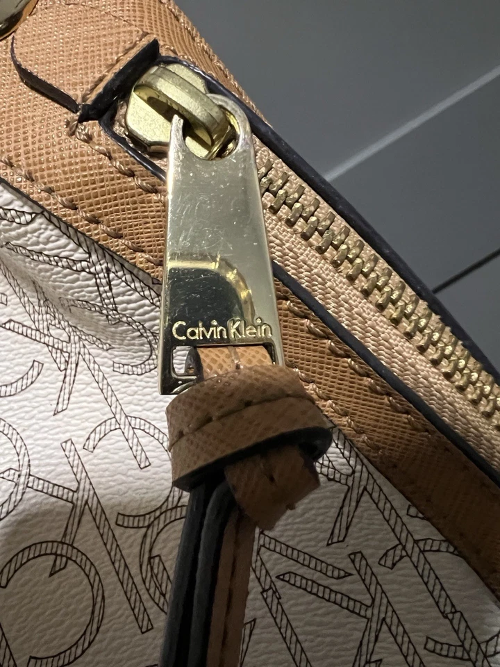 BOLSO DE MANO Calvin Klein blanco/beige con estampado de logotipo con mango de borla acento Foto 3 de 4