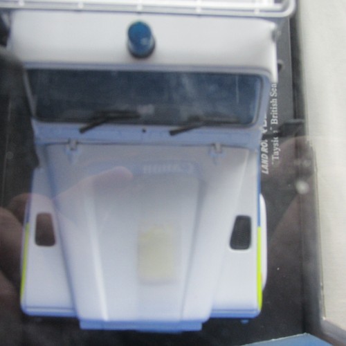 1:18 UNIVERSAL HOBBIES LAND ROVER DEFENDER 110 SERIES Tayside Police. - Picture 6 of 7