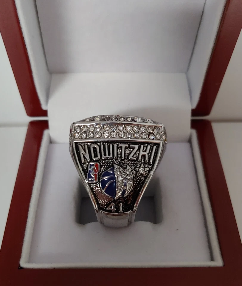 Dirk Nowitzki - Anillo de campeonato Dallas Mavericks 2011 con caja de exhibición de madera Foto 2 de 4