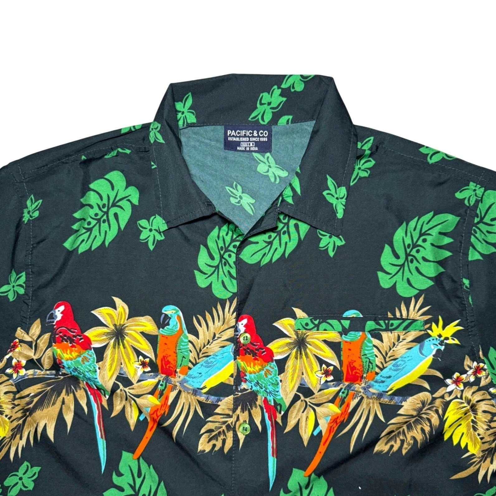 Pacific & Co Button Up Mens Small Black Green Tropical Parrot Hawaiian Shirt