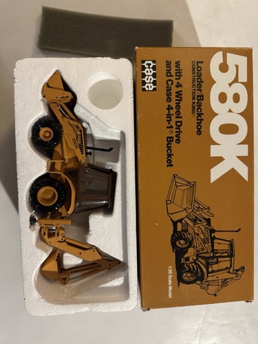 Retroexcavadora con cargador y cambio deslizante Conrad escala 1:35 Case 580K en caja - Imagen 14 de 14