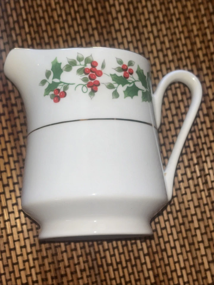 Gibson Christmas Holly Berry Sugar Bowl con Tapa y Juego de Jarra Crema Foto 2 de 4
