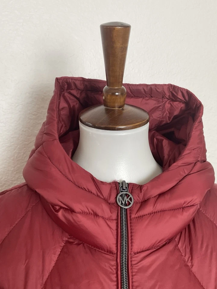Chaqueta acolchada Michael Kors para mujer talla 3X con capucha relleno borgoña DEFECTUOSA Foto 2 de 4