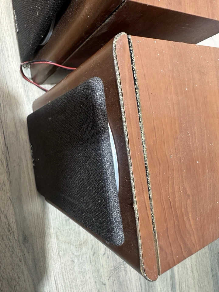 Set Of Two Vintage Akai 10W 4 Ohm Bookshelf Speakers QX 4580UF - Image 3 of 4