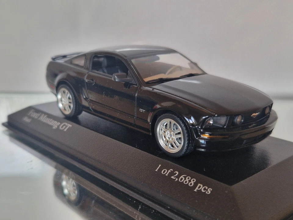 Minichamps 1/43 Ford Mustang GT 2005 "schwarz" 2.688 Teile in Box. - Bild 1 von 4