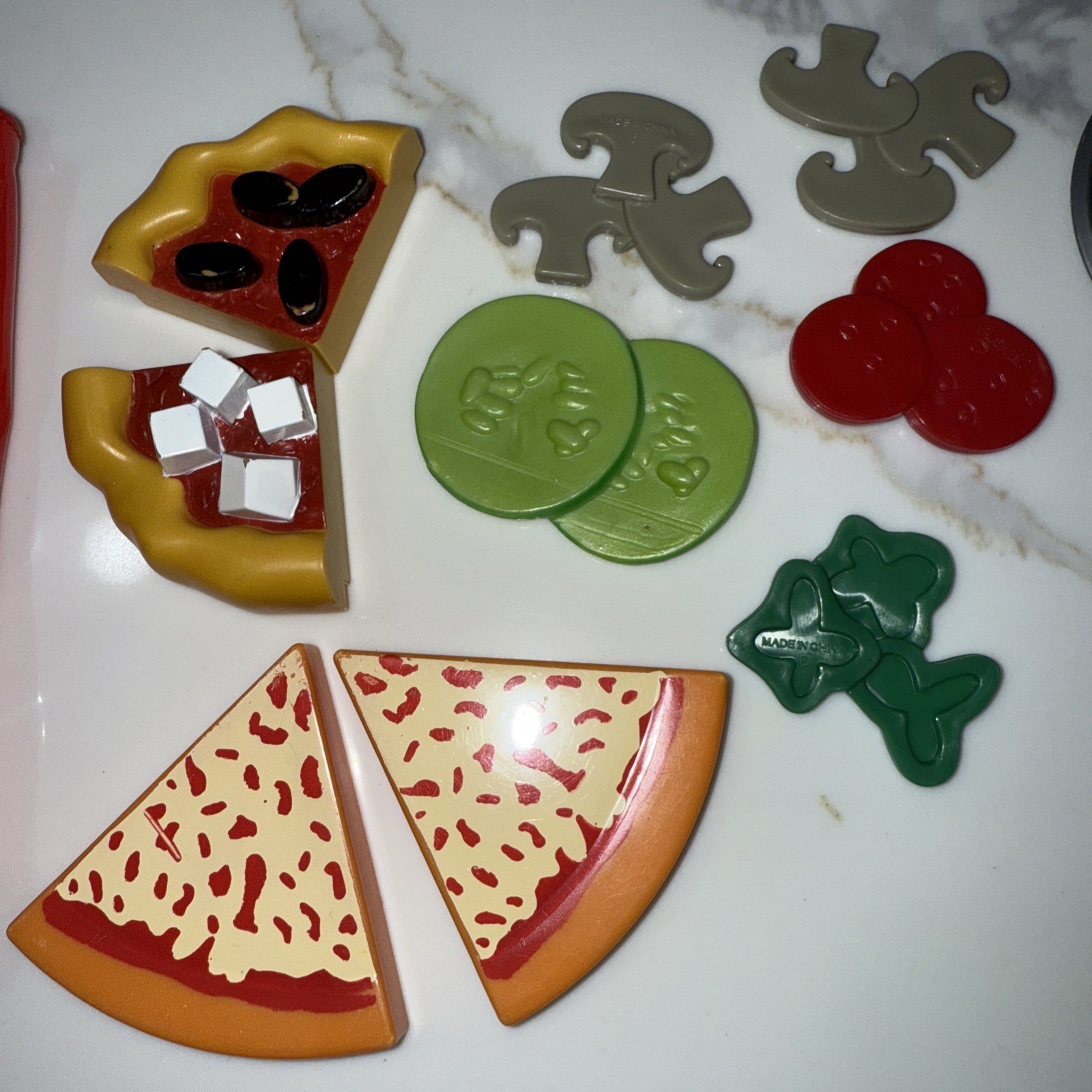 Pizza Hut Child’s Toy. Plastic Play Pizza And Toppings Enclosed. 