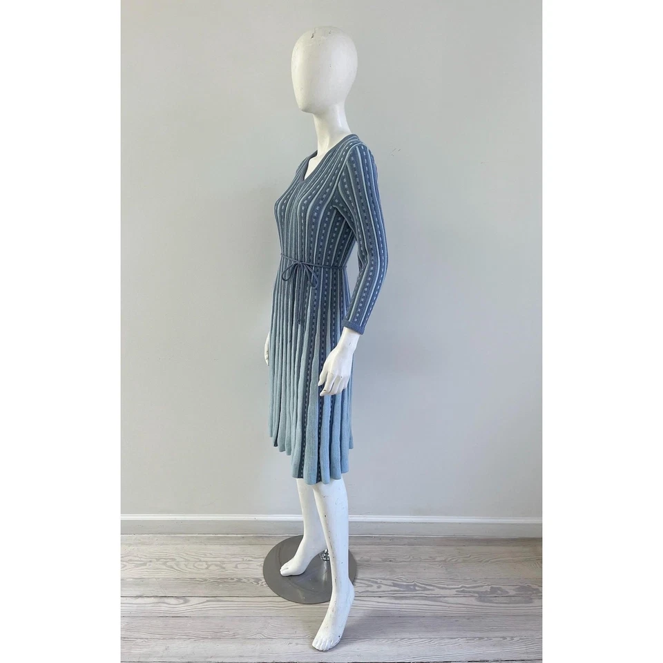 Vestido años 70 / Vestido suéter tejido a rayas azul años 70 / Pequeño Foto 4 de 4