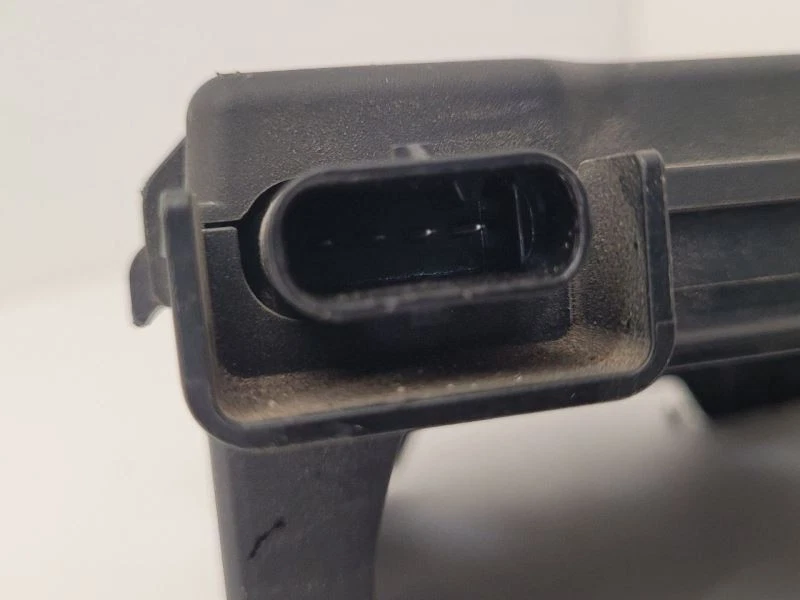 2014-2019 凯迪拉克 CTS 2.5L 发动机电池正向功能保险丝盒盖原始设备制造商 — 第 3/4 张图片