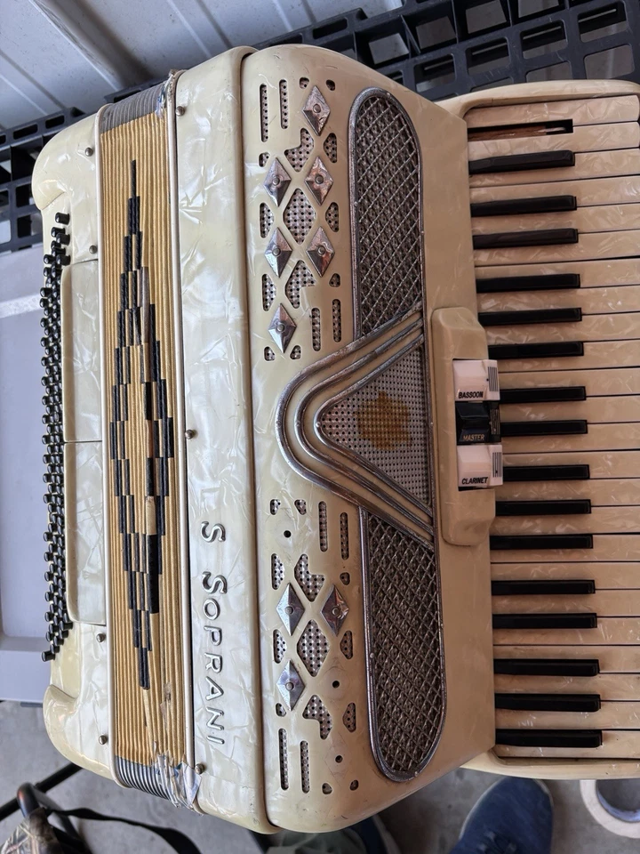 Аккордеон S. Soprani — на запчасти или для ремонта — винтажный — поврежденные мехи - Изображение 2 из 4
