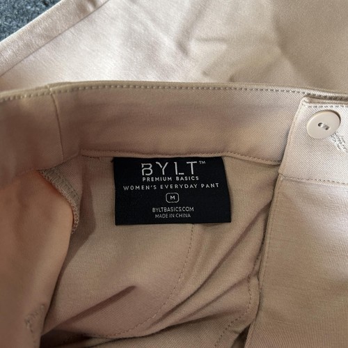Pantalones de uso diario para mujer BYLT Premium Basics, talla M, caqui duna - Imagen 3 de 4