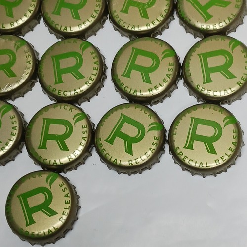 Lot of 21 Redds Strawberry Ale Green Bottle Cap Gold R Crown Craft Man Cave - Picture 4 of 7