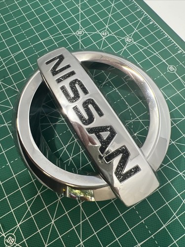 Used Nissan Xterra Pathfinder Frontier Front Grille Emblem Chrome 62890 EA000 U8 - Picture 5 of 8