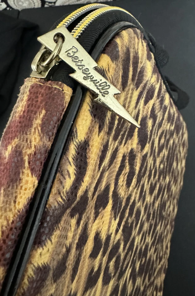 Betseyville Shiny Snake Brown Leopard Print Padded XL Laptop Carry Bag EUC - Image 4 of 4