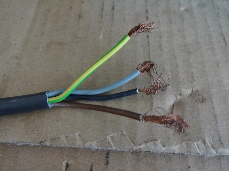 Wolf 6" bench grinder 3PH. 150mm x 20mm 32mm bore + goggles - Image 3 of 4