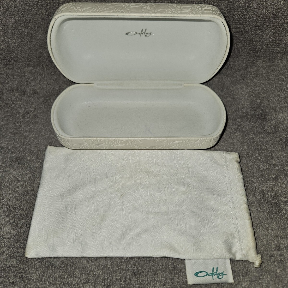 Oakley Large White Clamshell Sunglasses Case + Pouch | eBay display picture 1