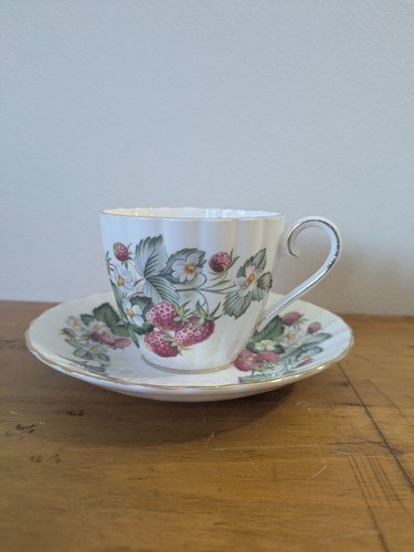 Royal Tuscan Strawberry Bone China Tea Cup Saucer Set England Vintage
