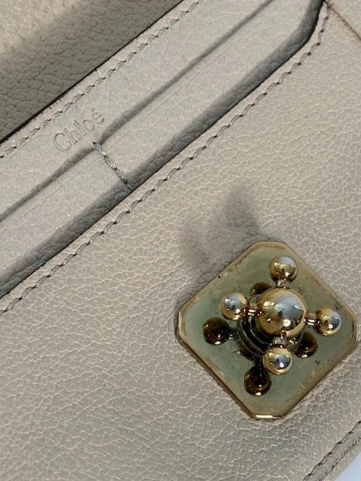 Cartera Chloe Continental en Cuero Suave Neutro con Bloqueo Giratorio Dorado AUTÉNTICA Foto 2 de 4