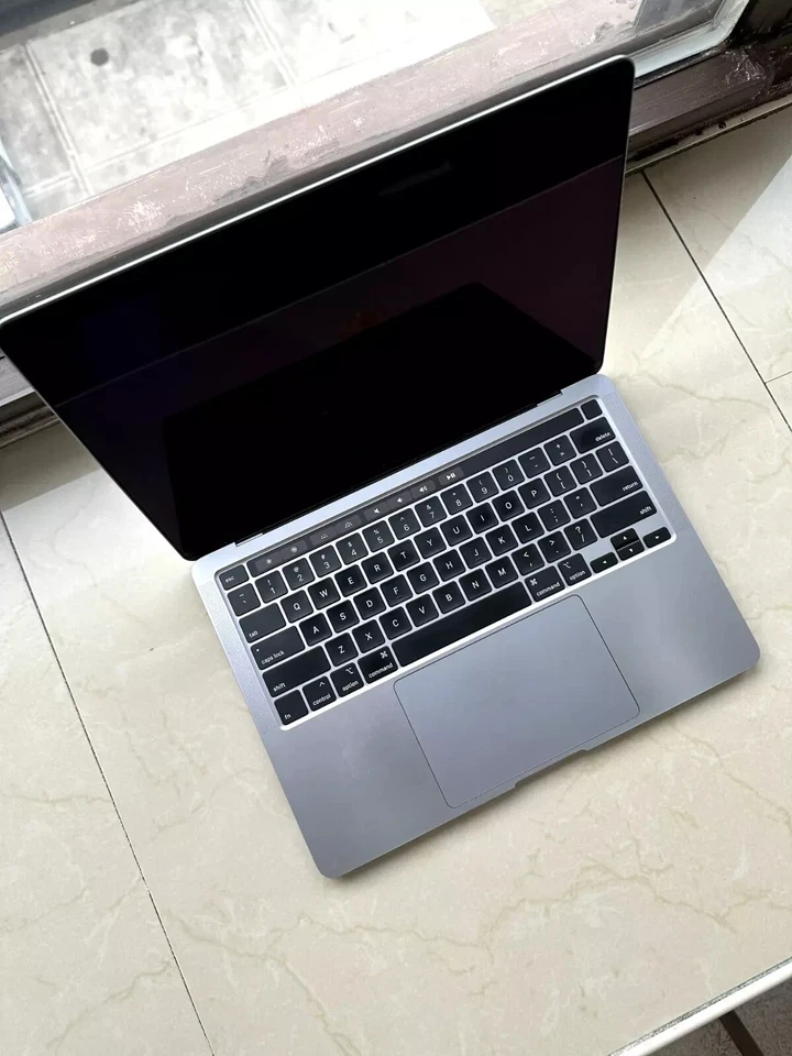 Apple A2251 MacBook Pro 13 Inch 2.3 GHz Core i7 16GB RAM 500GB 2020 Touch Bar - Image 2 of 4