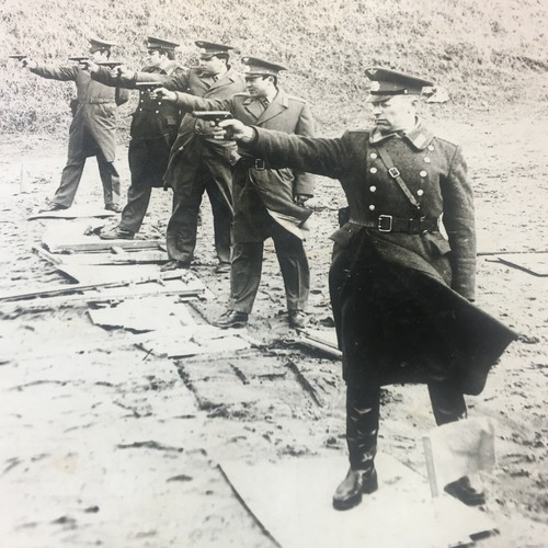 Seltene Fotovorlage der Standarte zur Erschießung von Offizieren der Sowjetunion
