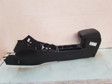 ARMLEHNE C ARM REST C Ford Puma SUV 1.0 Ti-VCT EcoBoost 12V (B7JA) 2021 2404371