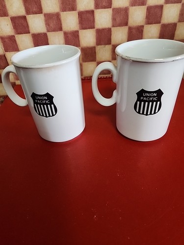 Taza de café Union Pacific Railroad 2 cerámica SEGURIDAD A TRAVÉS DE LA CALIDAD TAZA DE EMPLEADOS - Imagen 1 de 4