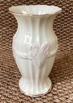 VINTAGE BELLEEK IRLAND GEORGIAN SHELL VIOLET VASE