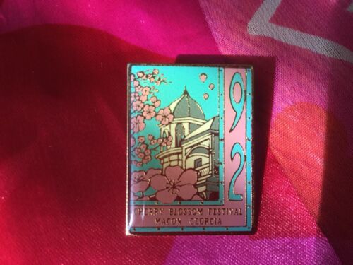 Pasador de solapa conmemorativo Macon GA 1992 flor de cerezo - Imagen 3 de 4