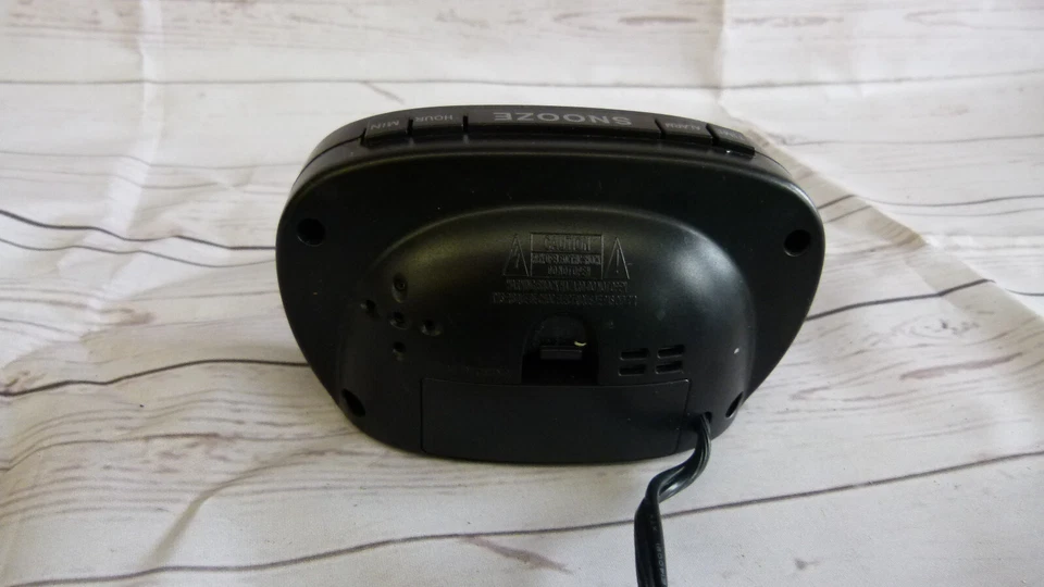 Reloj despertador digital eléctrico con pantalla LED roja Equity 30228 Foto 4 de 4