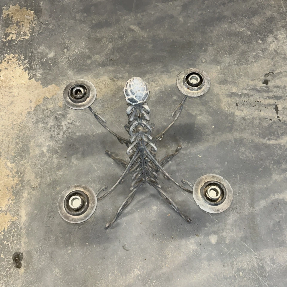 "Candelabro de piso de hierro rústico vintage 4 candelabros grandes 33"" de alto" Foto 2 de 4