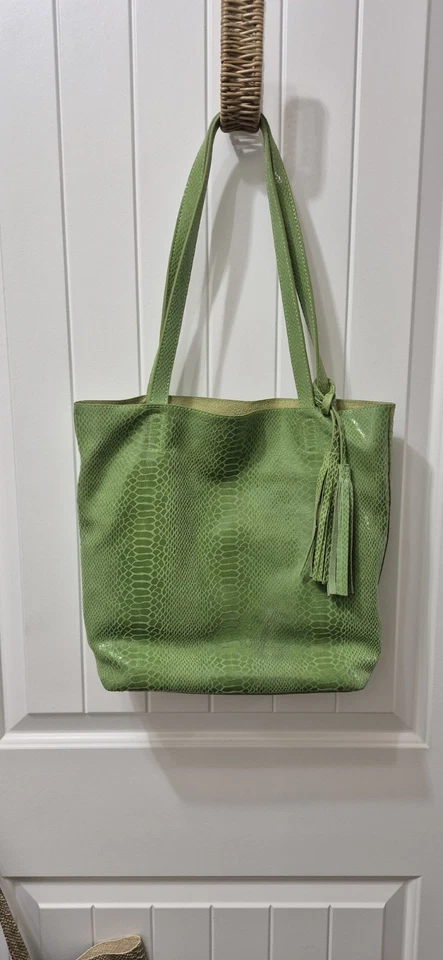 Bolsa tote estilo ombro padrão pele de cobra couro verde Buco - Imagem 3 de 4