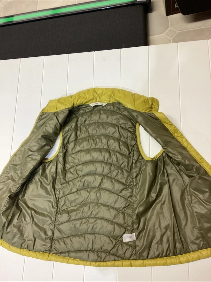 Colete acolchoado feminino Old Navy amarelo mostarda tamanho M - Imagem 4 de 4