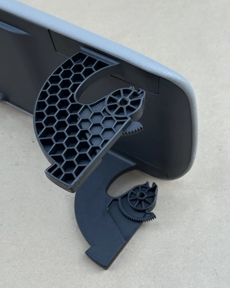 2018-2020 丰田凯美瑞 SE 中控台扶手银色原始设备制造商 — 第 3/4 张图片