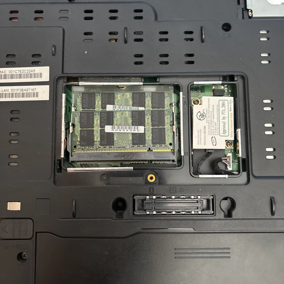 Toshiba Tecra A9 Laptop PTS52A-0EY03F 2GB RAM 250GB HDD DVD*Faulty Parts Repair* - Image 3 of 4