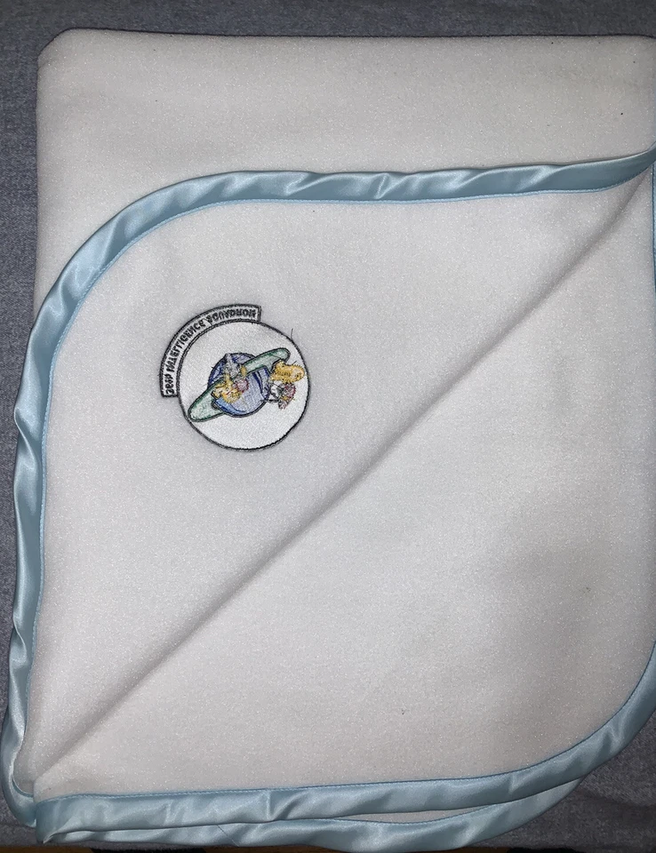 Manta de bebé Garden Lane Layette polar polar polar 36º Escuadrón de Inteligencia blanca Foto 4 de 4