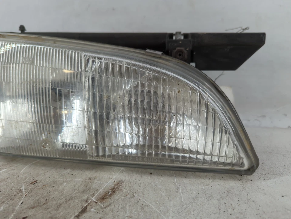 Faro luz derecha pasajero Chevrolet Lumina OEM ZUVO4 Foto 4 de 4
