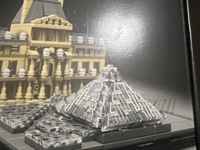 DAMAGED BOX LEGO Architecture Louve 21024 Paris France Landmark Retired