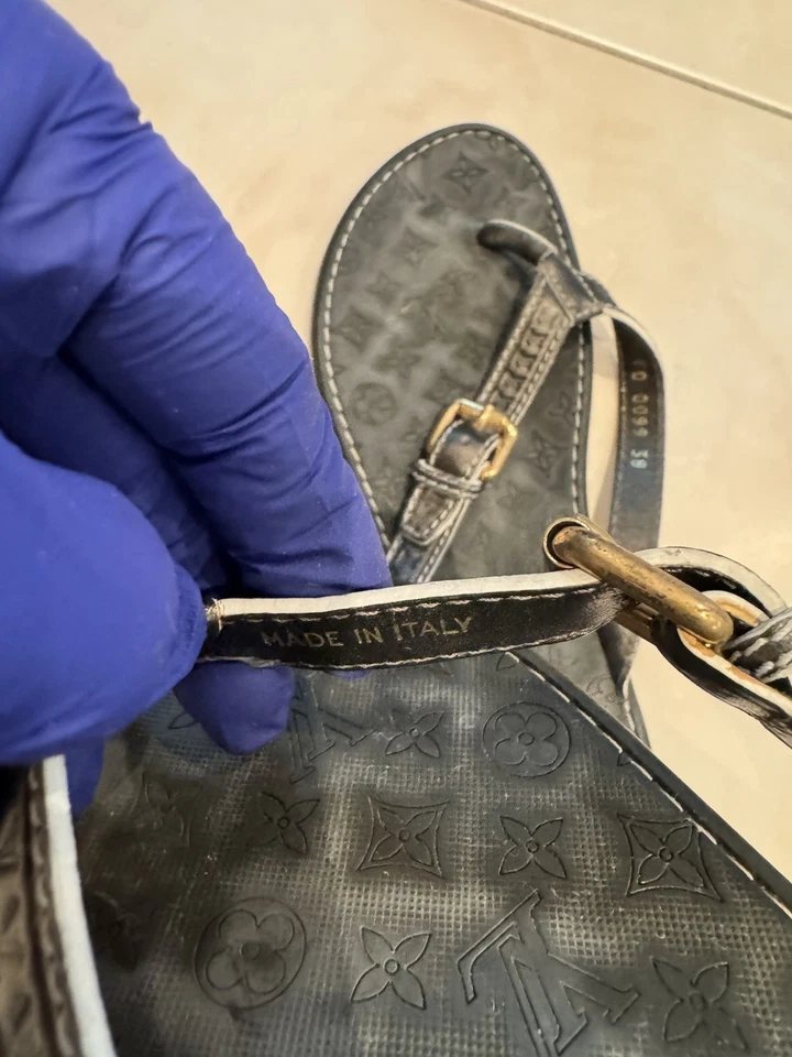 Sandálias chinelo Louis Vuitton femininas monograma borracha/couro fivela - Tamanho 38 - Imagem 4 de 4