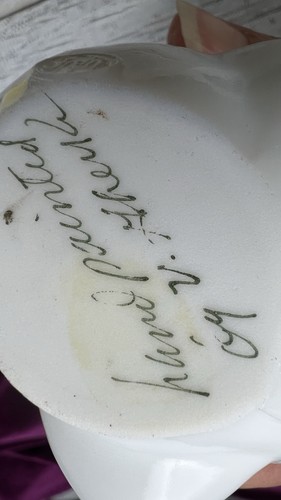Pájaro sentado vintage Fenton blanco vidrio leche con flores firmado V. Ghuea? Usado en excelente estado🪻 - Imagen 8 de 14