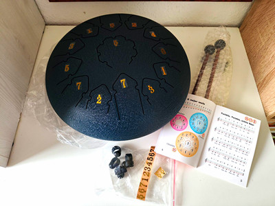 Handpan schwarz mit Tragetasche, Schlägeln, Notenheft, nummerierte Tonfelder